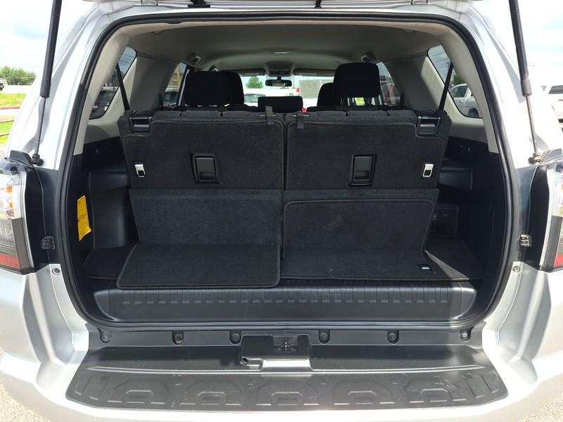 Toyota 4Runner Vehicle Full-screen Gallery Image 10