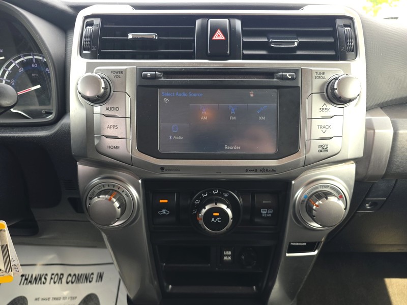 Toyota 4Runner Vehicle Full-screen Gallery Image 11