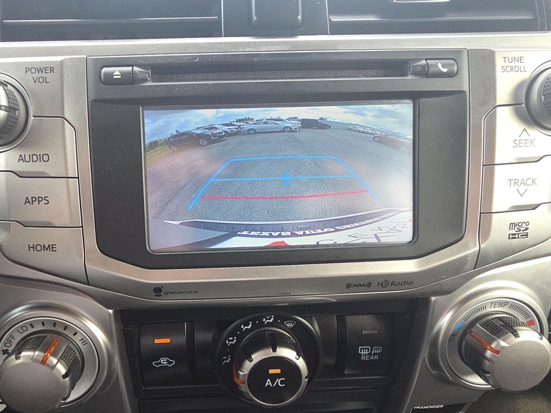 Toyota 4Runner Vehicle Full-screen Gallery Image 16