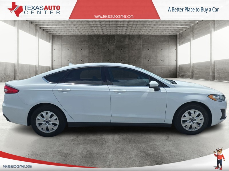 Ford Fusion Vehicle Full-screen Gallery Image 04