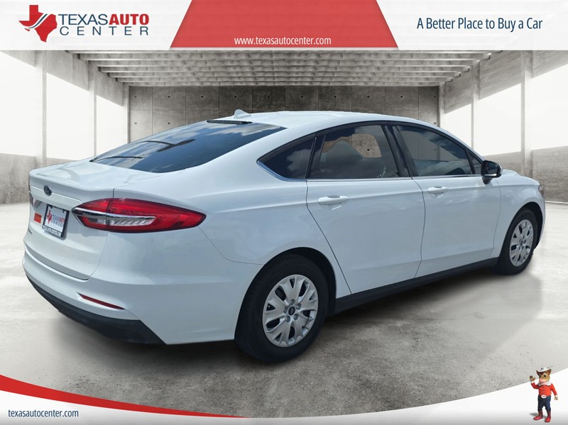 Ford Fusion Vehicle Full-screen Gallery Image 07