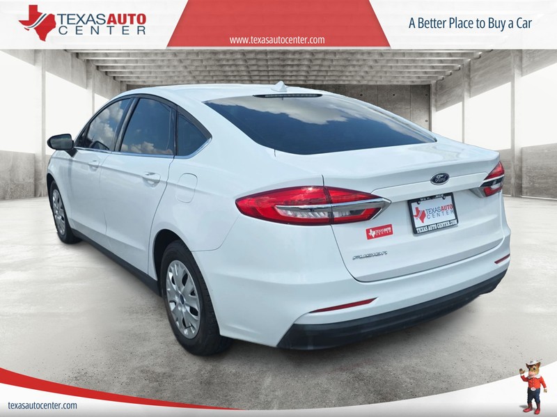 Ford Fusion Vehicle Full-screen Gallery Image 08