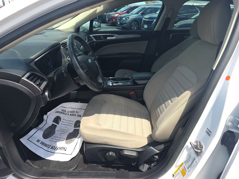 Ford Fusion Vehicle Full-screen Gallery Image 09