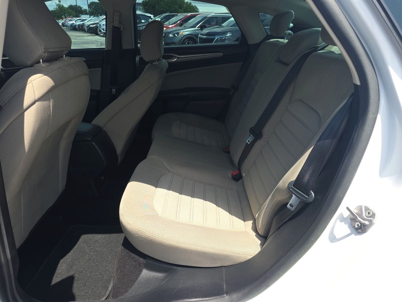 Ford Fusion Vehicle Full-screen Gallery Image 10