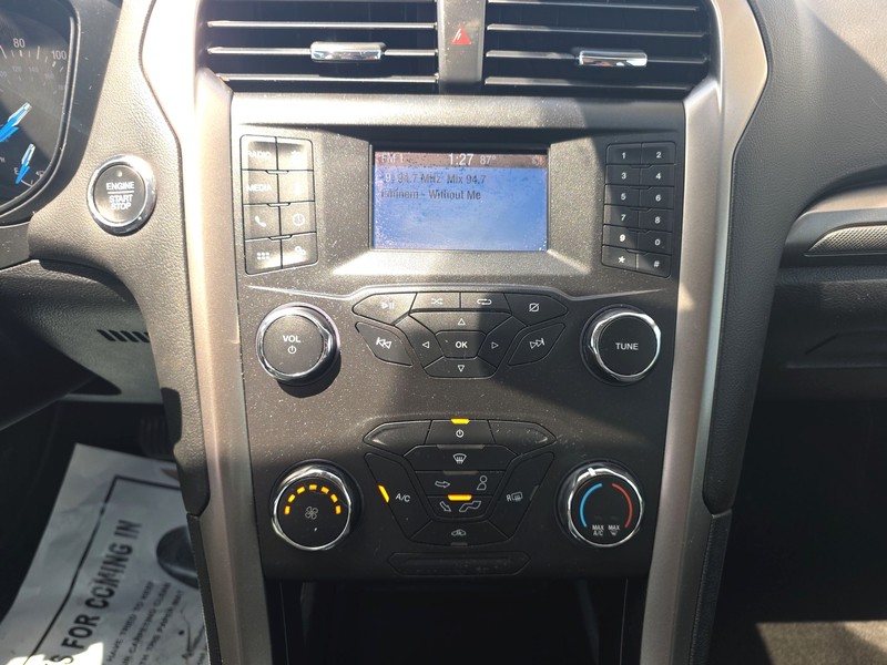 Ford Fusion Vehicle Full-screen Gallery Image 11