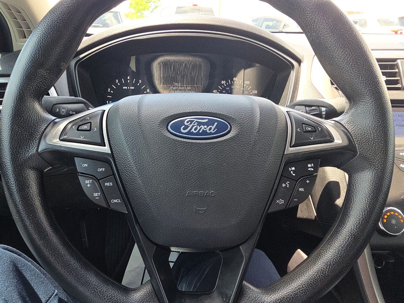 Ford Fusion Vehicle Full-screen Gallery Image 13