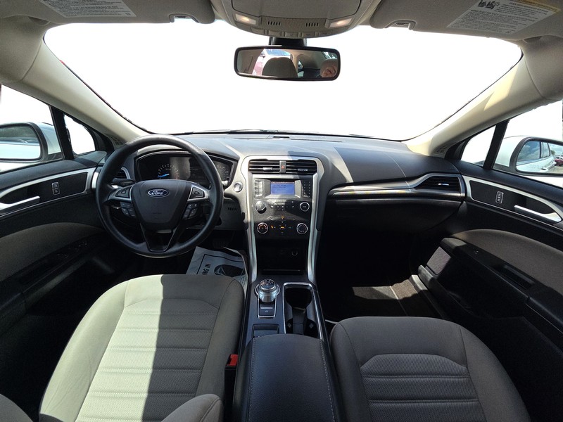 Ford Fusion Vehicle Full-screen Gallery Image 14
