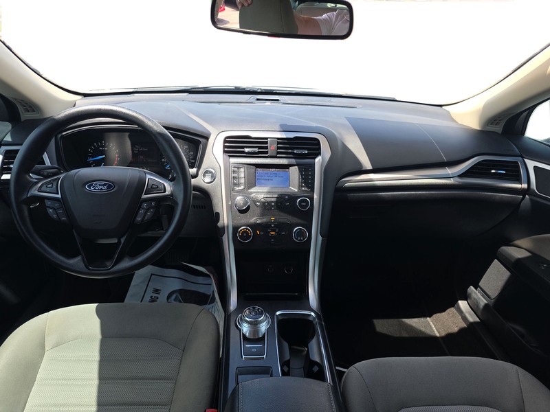 Ford Fusion Vehicle Full-screen Gallery Image 15
