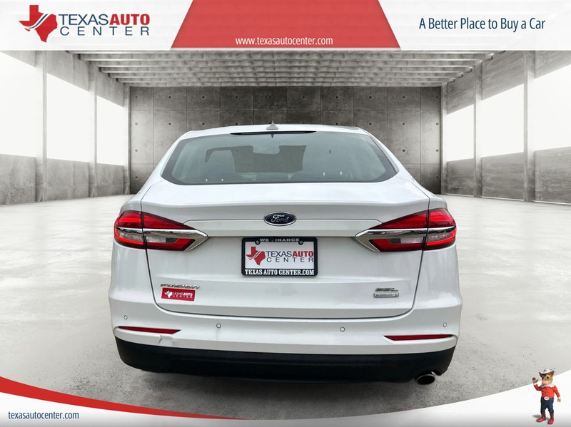 Ford Fusion Vehicle Full-screen Gallery Image 06
