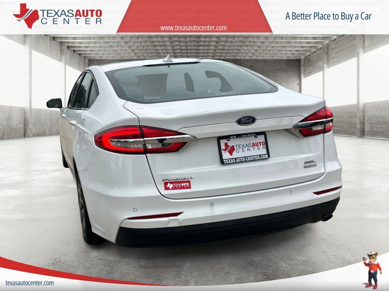 Ford Fusion Vehicle Full-screen Gallery Image 08