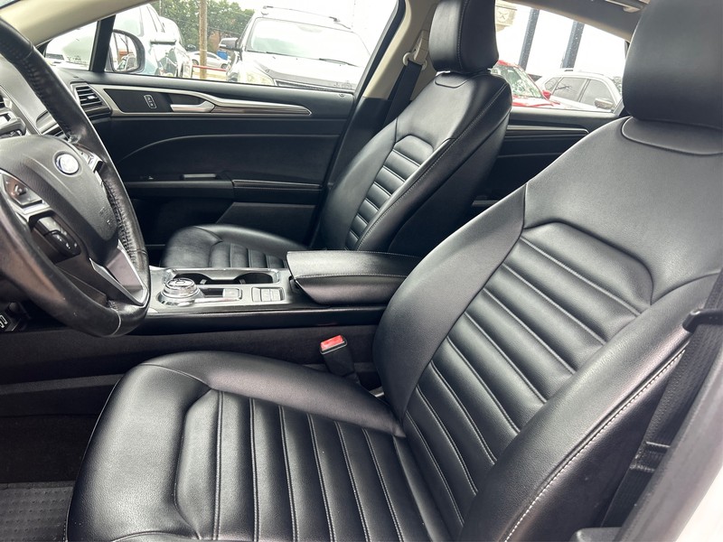 Ford Fusion Vehicle Full-screen Gallery Image 09