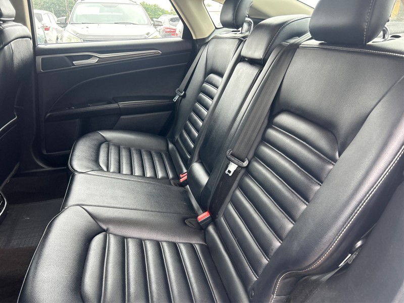 Ford Fusion Vehicle Full-screen Gallery Image 10