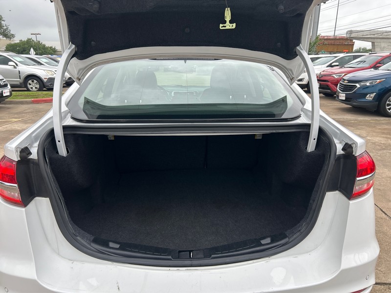 Ford Fusion Vehicle Full-screen Gallery Image 11