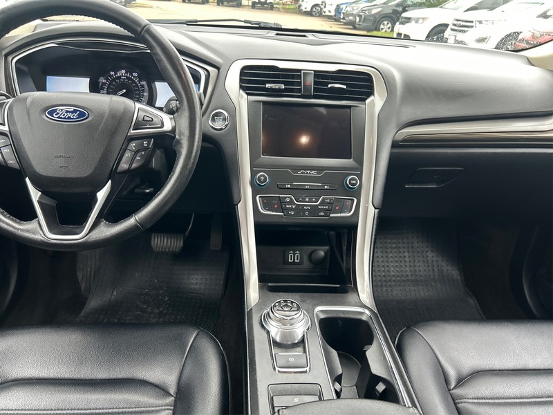 Ford Fusion Vehicle Full-screen Gallery Image 12