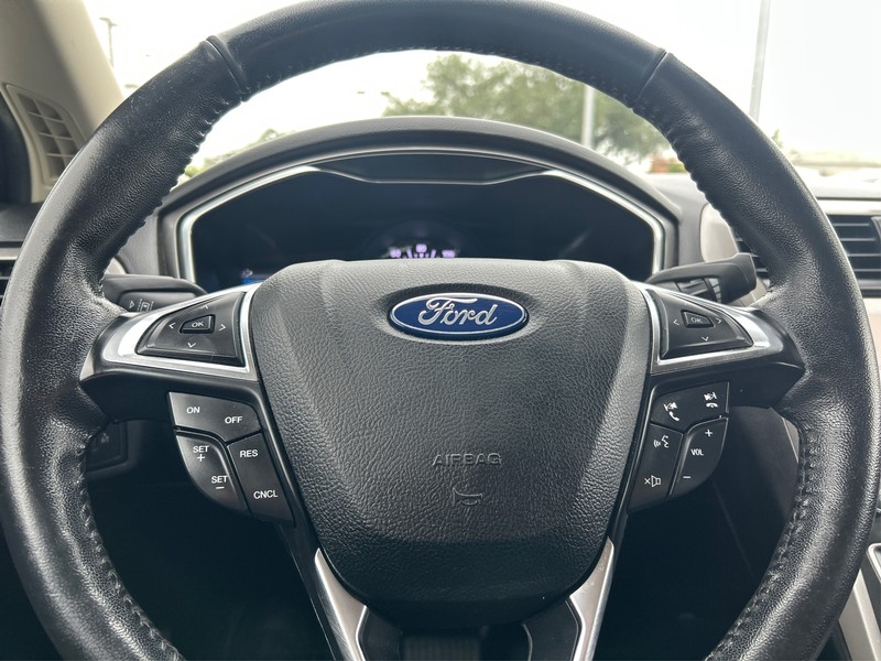 Ford Fusion Vehicle Full-screen Gallery Image 14