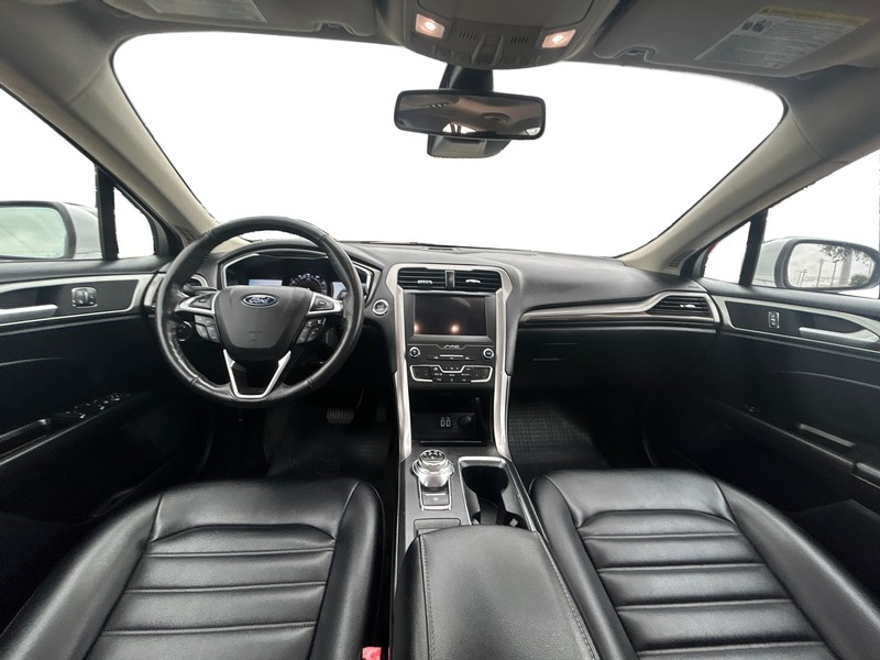 Ford Fusion Vehicle Full-screen Gallery Image 15