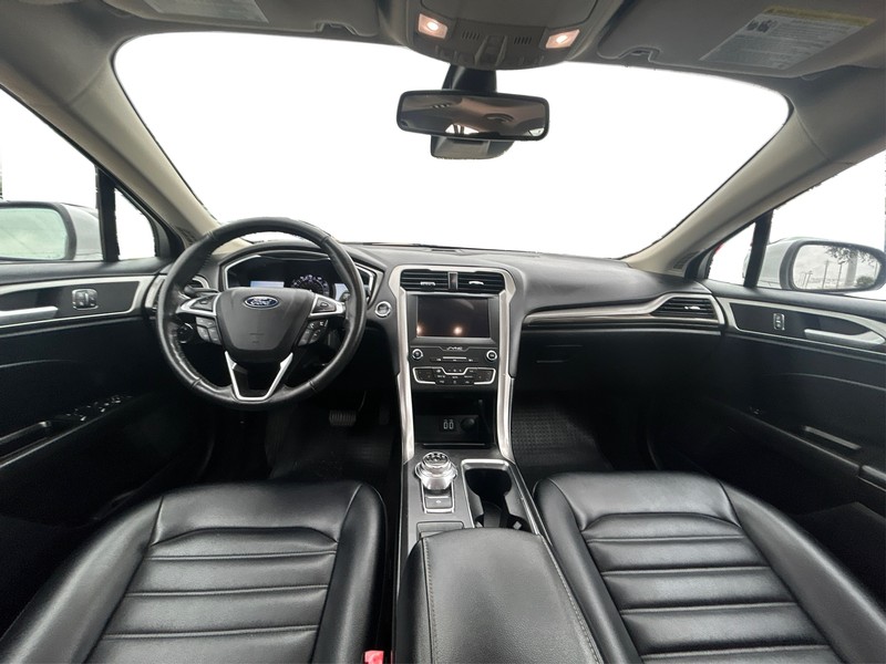 Ford Fusion Vehicle Full-screen Gallery Image 16