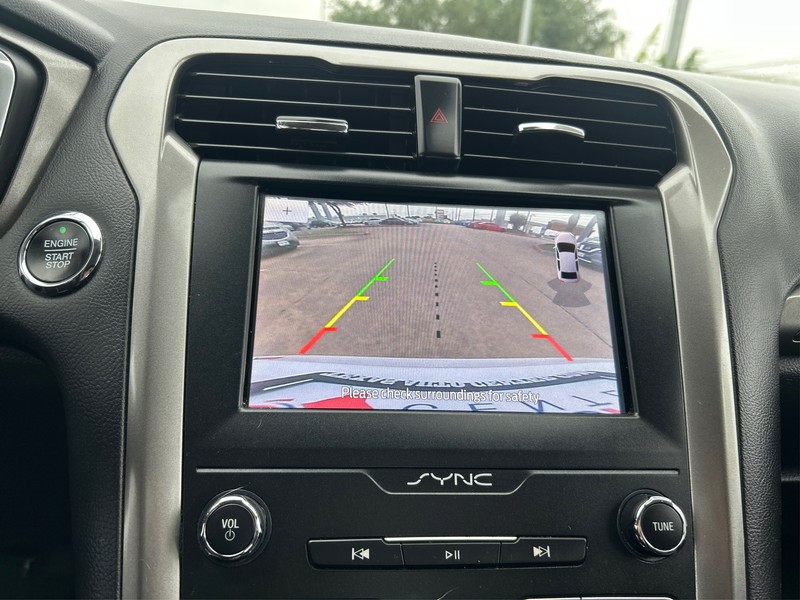 Ford Fusion Vehicle Full-screen Gallery Image 17