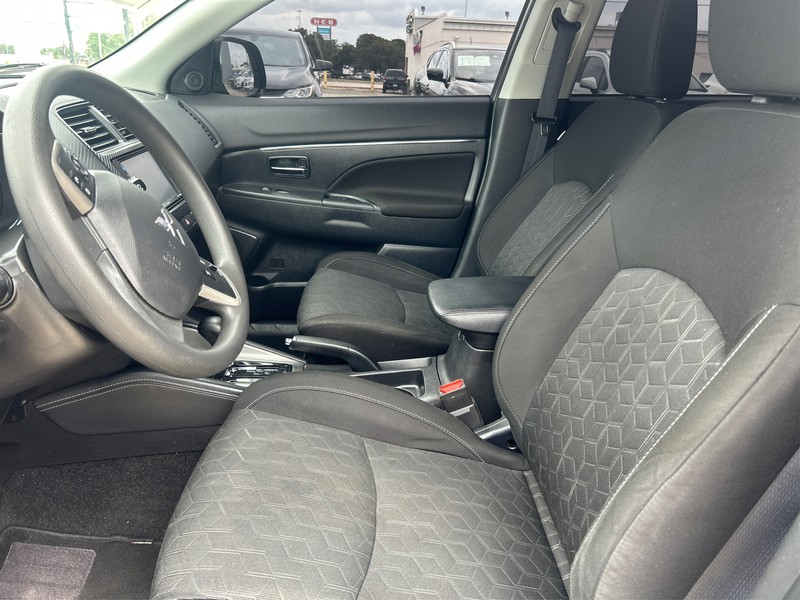 Mitsubishi Outlander Sport Vehicle Full-screen Gallery Image 09