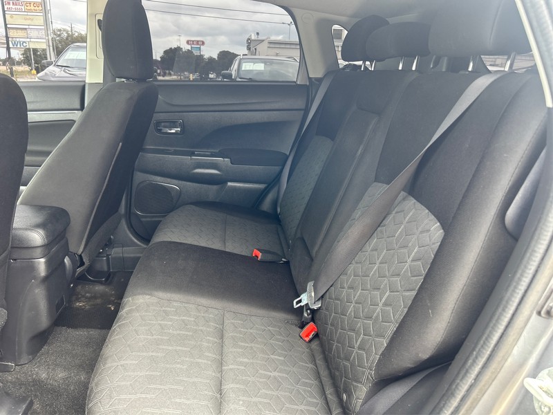Mitsubishi Outlander Sport Vehicle Full-screen Gallery Image 10