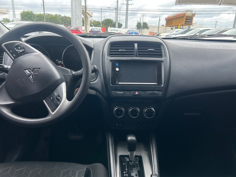Mitsubishi Outlander Sport Vehicle Full-screen Gallery Image 12