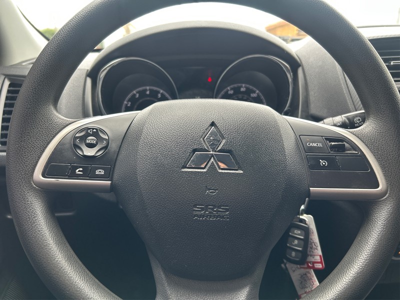 Mitsubishi Outlander Sport Vehicle Full-screen Gallery Image 14