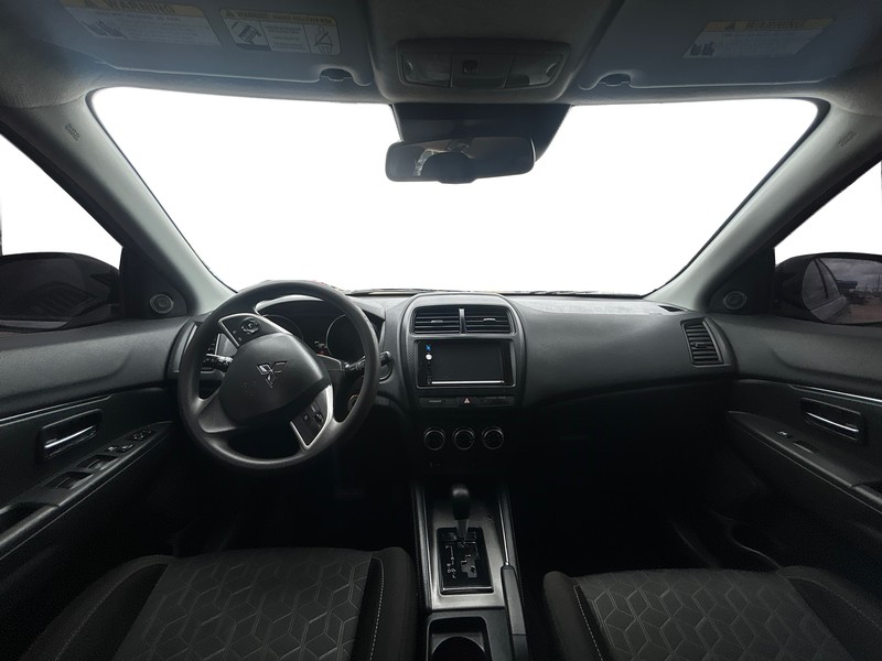 Mitsubishi Outlander Sport Vehicle Full-screen Gallery Image 15