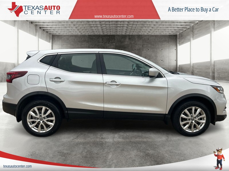 Nissan Rogue Sport Vehicle Full-screen Gallery Image 04