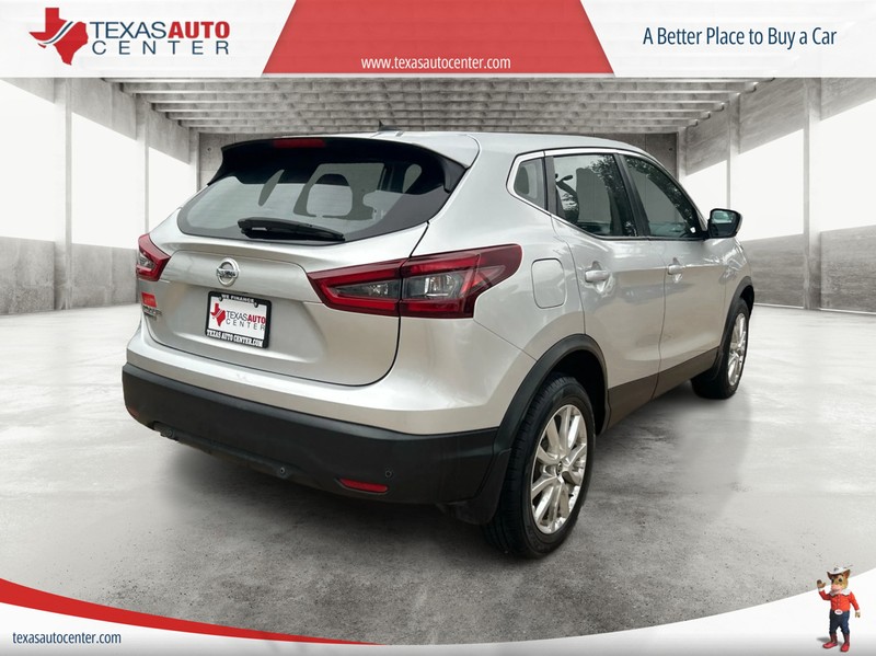 Nissan Rogue Sport Vehicle Full-screen Gallery Image 06