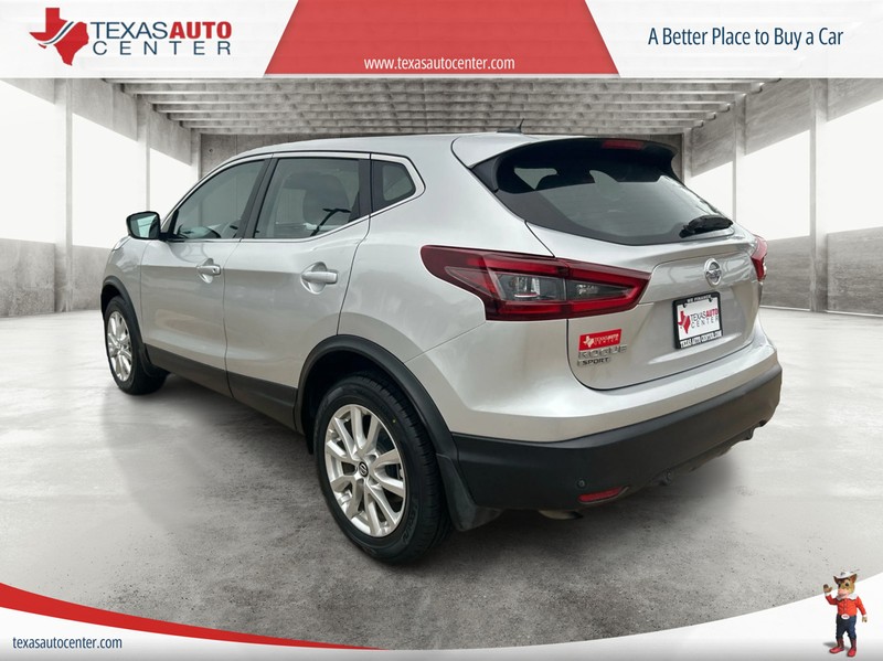 Nissan Rogue Sport Vehicle Full-screen Gallery Image 07