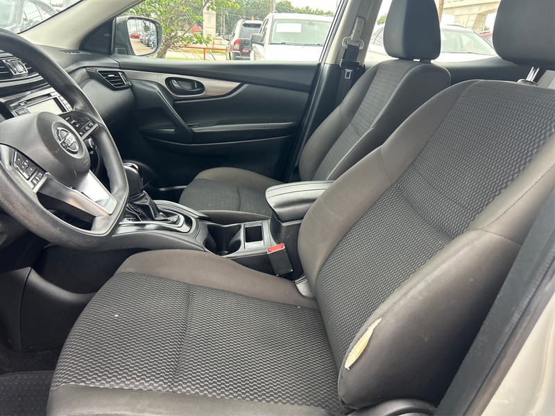Nissan Rogue Sport Vehicle Full-screen Gallery Image 08