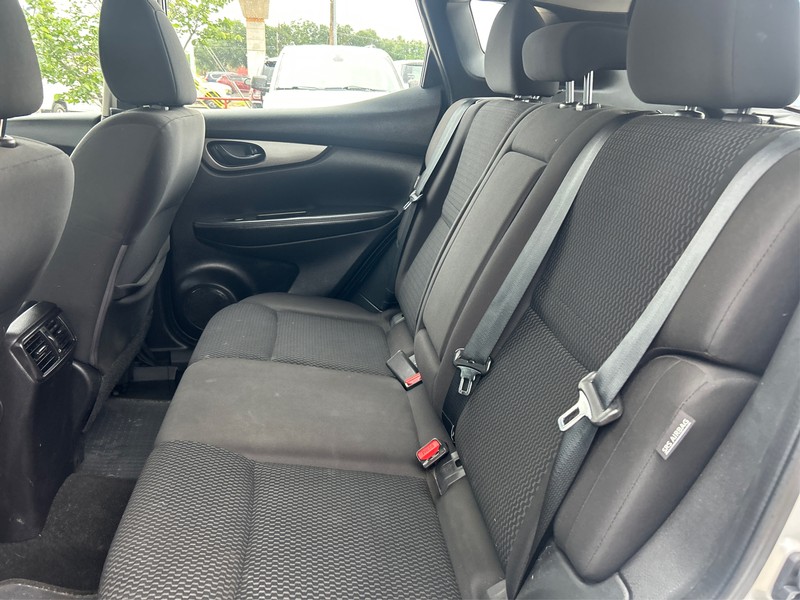Nissan Rogue Sport Vehicle Full-screen Gallery Image 09