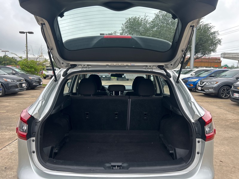 Nissan Rogue Sport Vehicle Full-screen Gallery Image 10