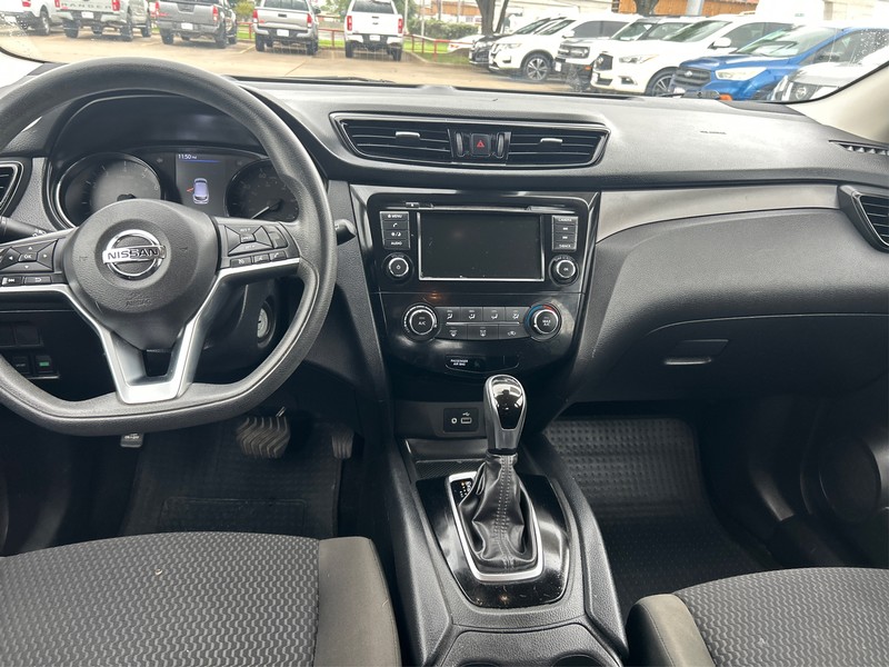 Nissan Rogue Sport Vehicle Full-screen Gallery Image 11