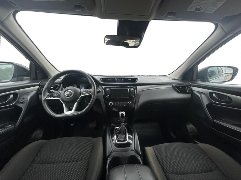 Nissan Rogue Sport Vehicle Full-screen Gallery Image 15