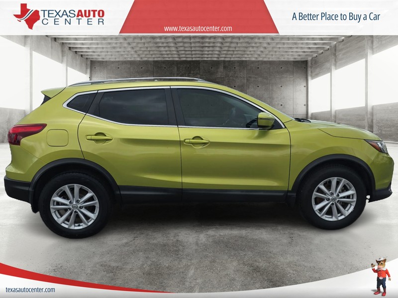 Nissan Rogue Sport Vehicle Full-screen Gallery Image 04