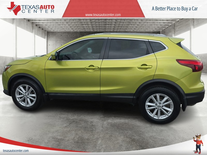 Nissan Rogue Sport Vehicle Full-screen Gallery Image 05