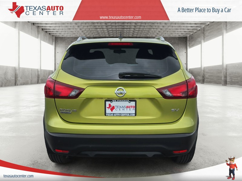 Nissan Rogue Sport Vehicle Full-screen Gallery Image 06