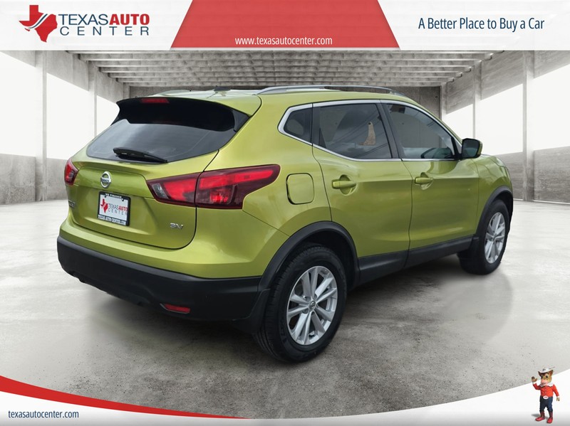 Nissan Rogue Sport Vehicle Full-screen Gallery Image 07