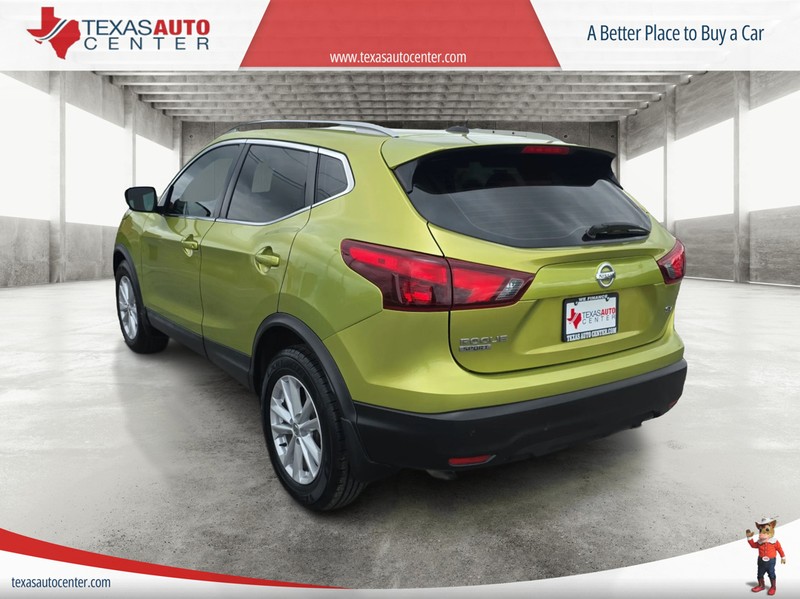 Nissan Rogue Sport Vehicle Full-screen Gallery Image 08