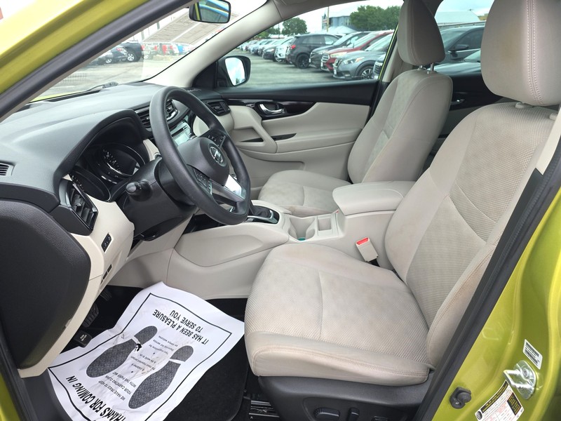 Nissan Rogue Sport Vehicle Full-screen Gallery Image 09