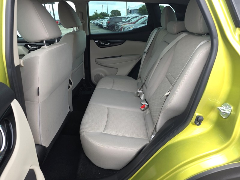 Nissan Rogue Sport Vehicle Full-screen Gallery Image 10