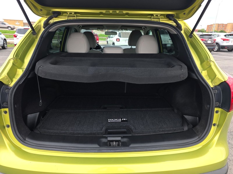 Nissan Rogue Sport Vehicle Full-screen Gallery Image 11