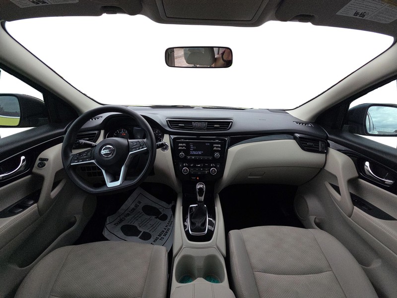 Nissan Rogue Sport Vehicle Full-screen Gallery Image 15
