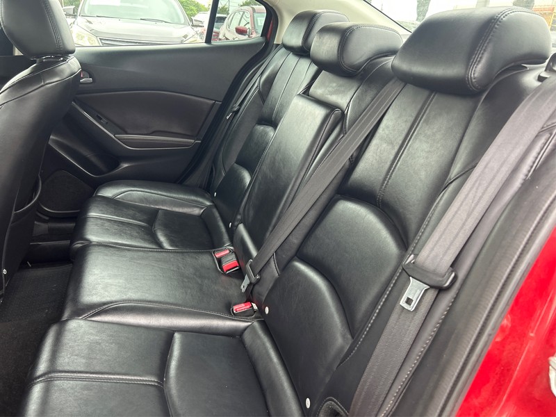 Mazda Mazda3 Sedan Vehicle Full-screen Gallery Image 10