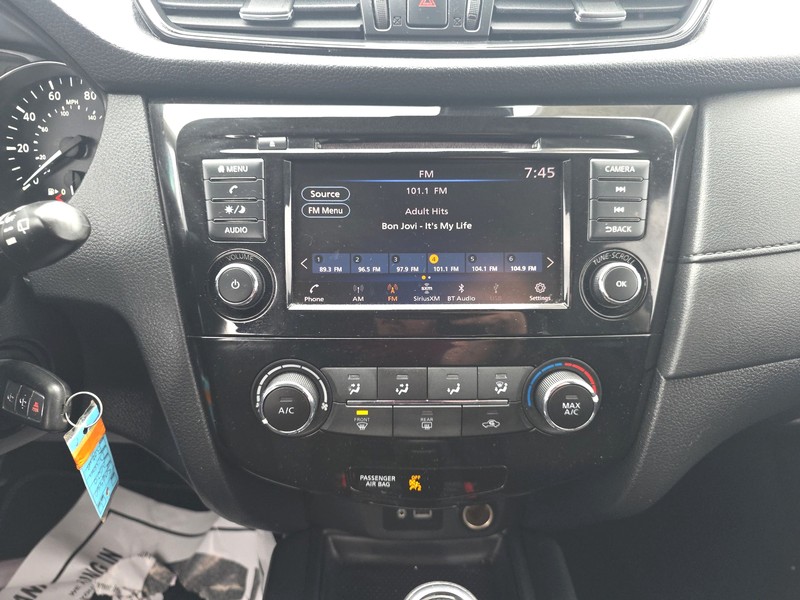 Nissan Rogue Vehicle Full-screen Gallery Image 12