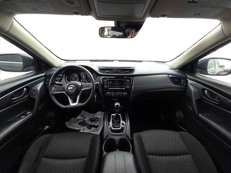 Nissan Rogue Vehicle Full-screen Gallery Image 15