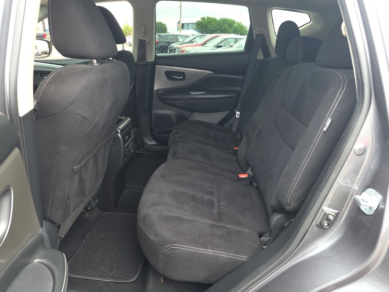 Nissan Murano Vehicle Full-screen Gallery Image 10