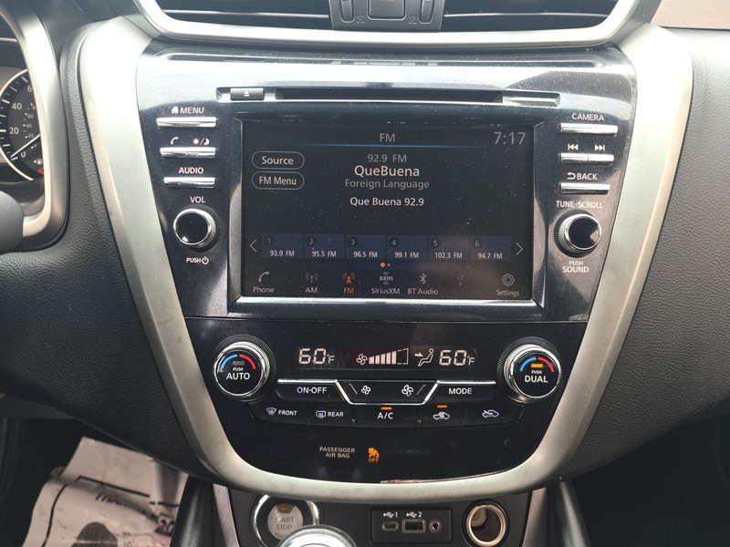 Nissan Murano Vehicle Full-screen Gallery Image 12