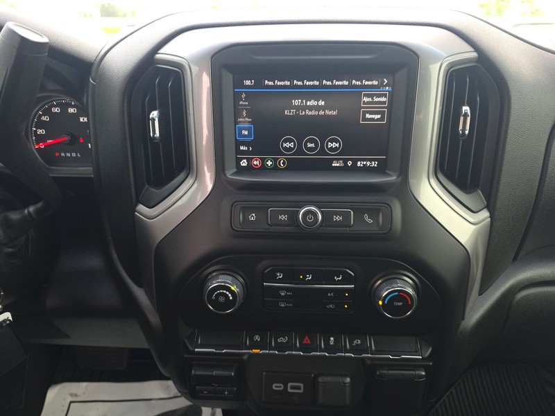 Chevrolet Silverado 1500 LTD Vehicle Full-screen Gallery Image 11